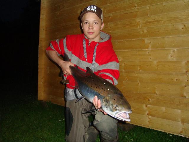 Anton Holmstens, första flug fångade lax. Knallblank 5.8 kg. Bra jobbat grabben!!!.
