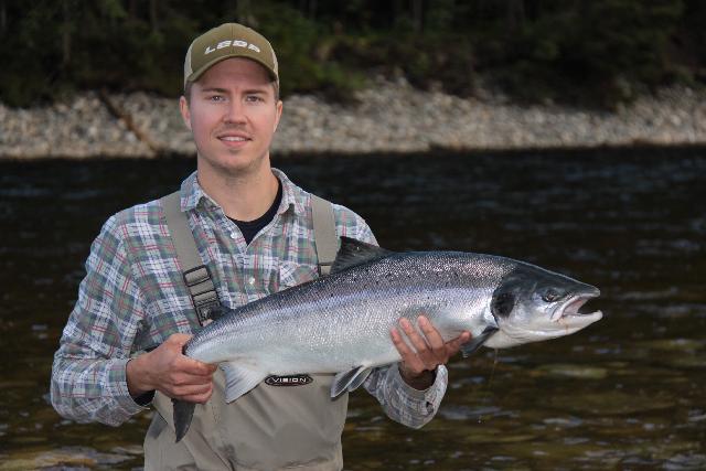 Niklas Nyfjäll med lax på 6,9 kg