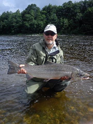 Stefan MÖller med en Gaulalax 7,5 kg tagen på Helgemosträckan