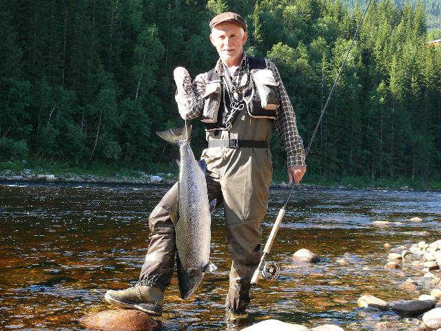 Danne med en fin lax från Gaula tagen som vanligt på sitt enhandspö.