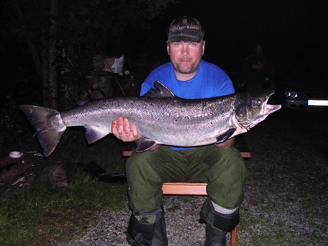 Laxmaffian Västerås, Krister Andersson med en vacker blank honlax från Orkla på 12,0kg tagen 2004 på fluga 23:30 i mörker