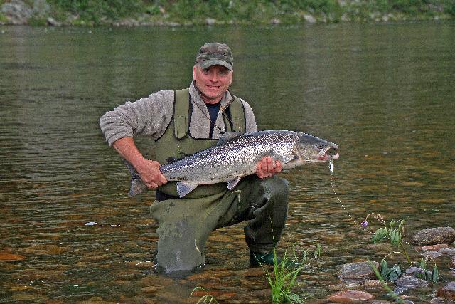 Gaula juli 2009. En Lax på 9,4 kilo. Magnus Söderberg är en stolt fiskare i detta ögonblick.